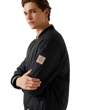 Chamarra bomber Guess con bolsillos para hombre